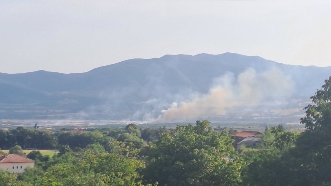 Голям пожар се е разразил край Сопот. Няма заплаха за населението