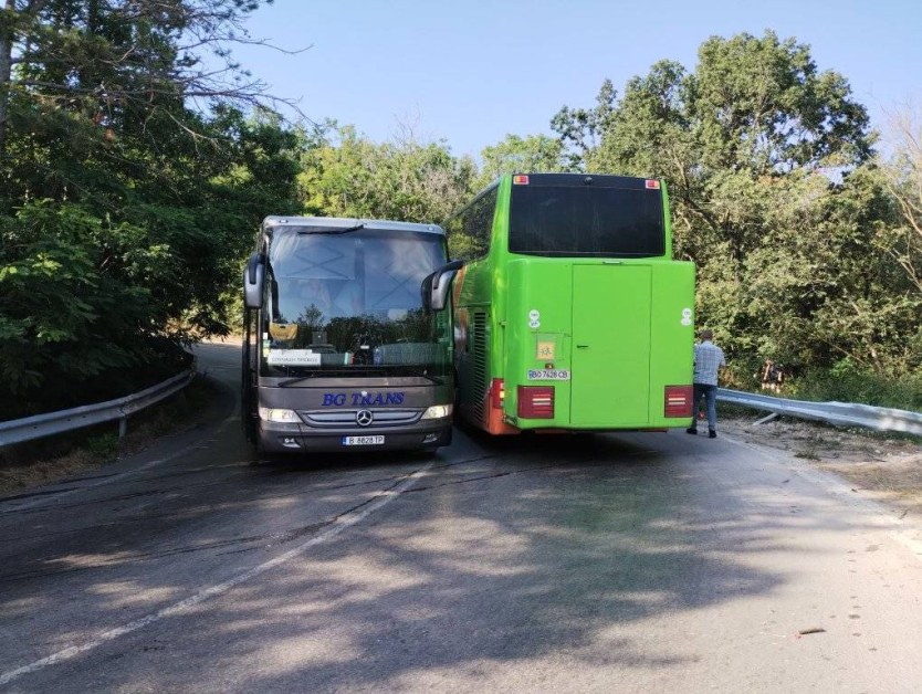 Два автобуса затапиха път край Черноморието СНИМКИ