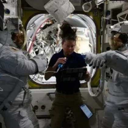 Космическата разходка на двама астронавти на НАСА извън Международната космическа