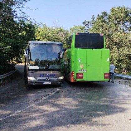 Два автобуса блокираха пътя Златни пясъци Кранево Тази сутрин двете превозни