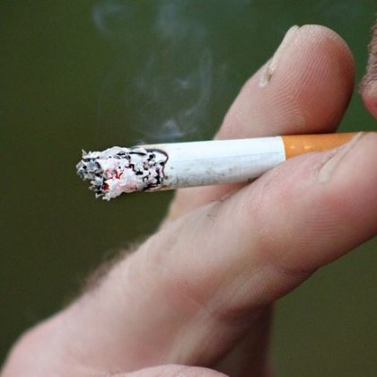 Мъж който пушил по кутия цигари на ден в продължение