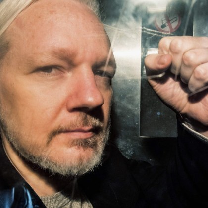 Основателят на WikiLeaks Джулиан Асандж беше освободен под гаранция от