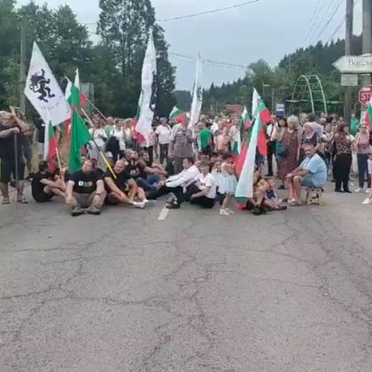 Протест против преминаването на тежкотоварни камиони през Петрохан затвори прохода