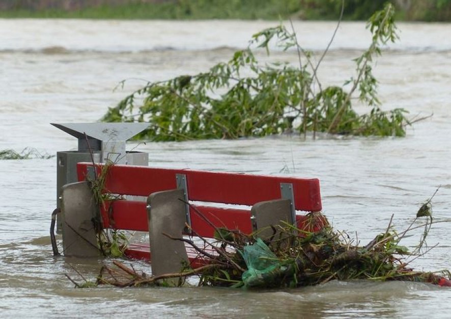 Смъртоносни наводнения в САЩ, евакуирани са стотици