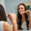 Зъболекар предупреди за сутрешен навик, който вреди на зъбите ни