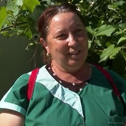Жена която работи на минимална работна заплата в сметопочистващата фирма