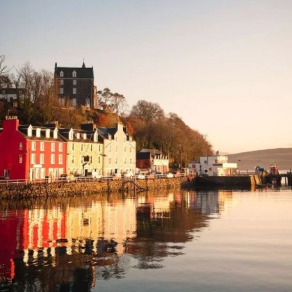 Живописният град Тобърмор на шотландския остров Мъл наема хора за