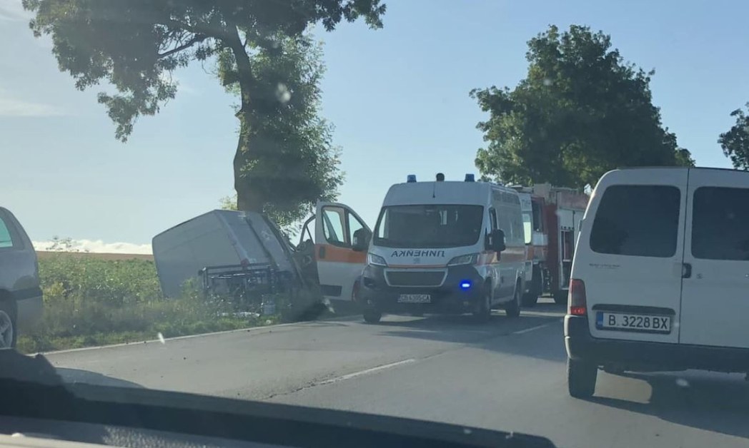 Микробус катастрофира тази сутрин на пътя Варна-Добрич. Превозното средство по