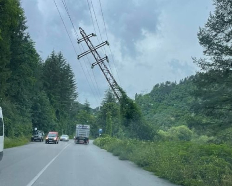 Електрически стълб се наклони опасно над пътя Самоков - София