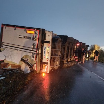 Тежкотоварен камион катастрофира на път във Врачанско тази нощ Возилото