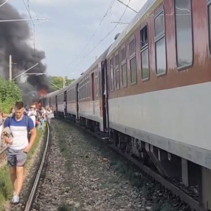 Седем души загинаха а петима са ранени след като влак