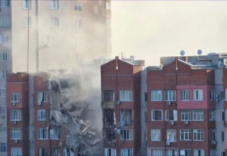 Руски ракетен удар нанесе щети на девететажна жилищна сграда в