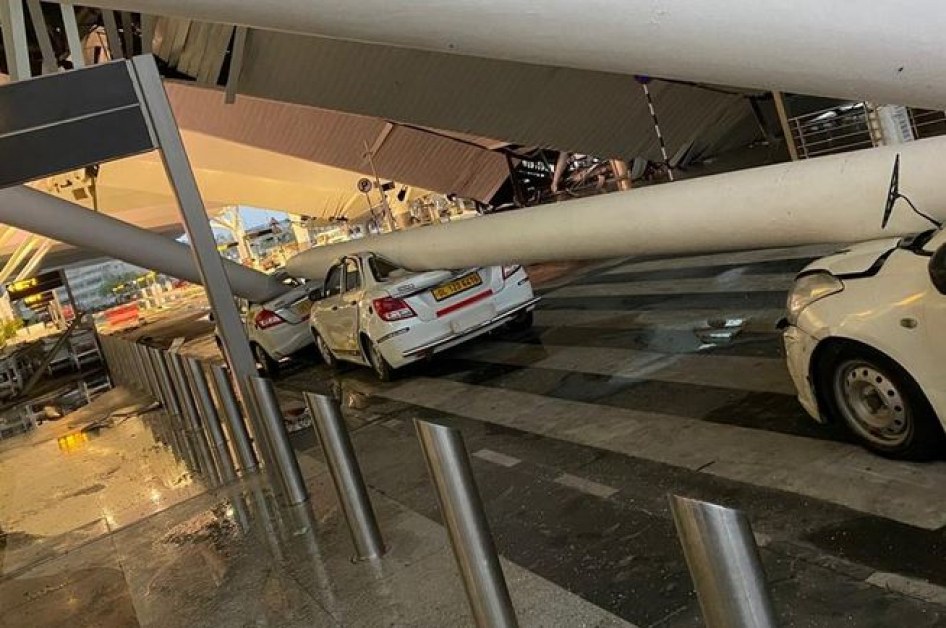 Срути се покрив на летище в Делхи, има загинал