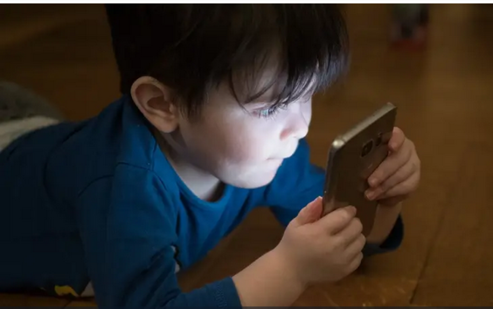 Изследване: Успокояването на дете чрез смартфон вреди на емоциите му
