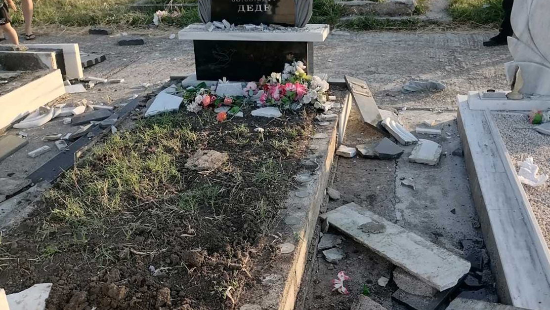 Малолетни вандали нанесоха сериозни щети на гробищата в Нова Загора СНИМКИ