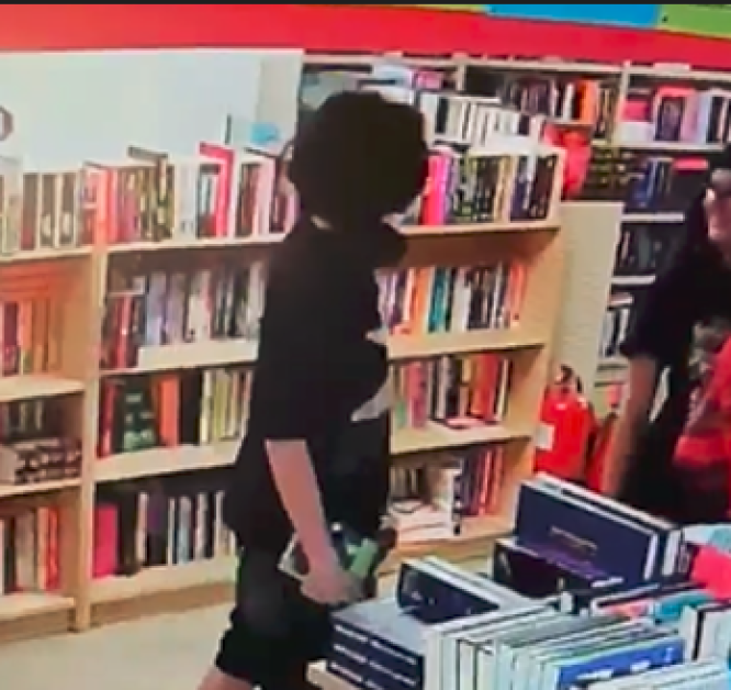 Момиче открадна книга, реакциите бяха положителни  СНИМКИ