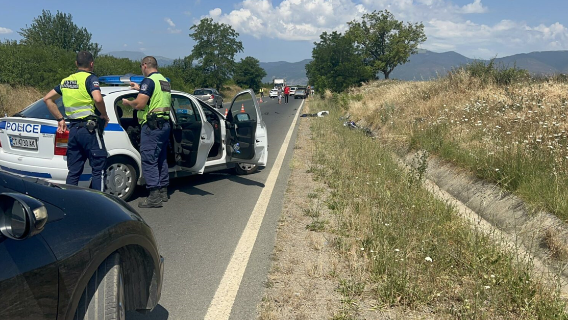Моторист загина след удар в кола на Подбалканския път