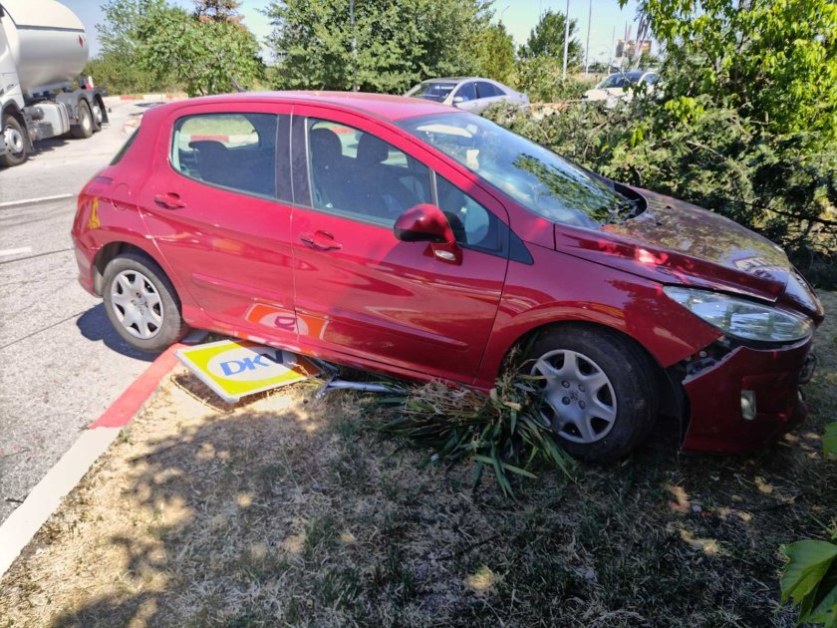 Шофьор се блъсна на отбивката за бензиностанция, пострада СНИМКА