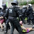 Полицаи са ранени след сблъсъци с протестиращи в Германия