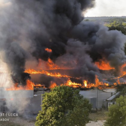 Огромен пожар е избухнал в голям хипермаркет в Разград става ясно