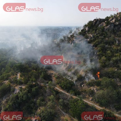 Три екипа на Пожарната в Пловдив се борят в момента с разразилия