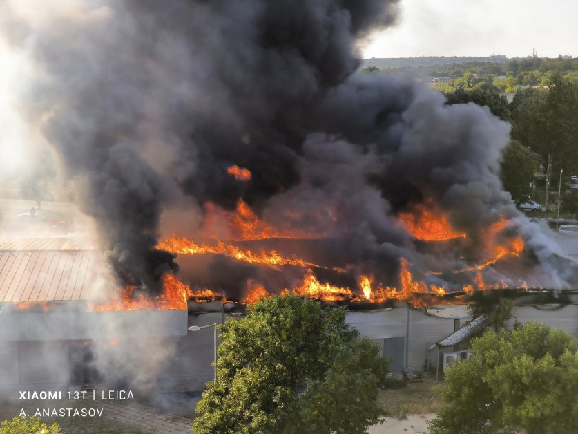 Огромен пожар се разрази в хипермаркет в Разград СНИМКИ
