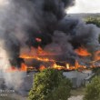 Огромен пожар се разрази в хипермаркет в Разград СНИМКИ