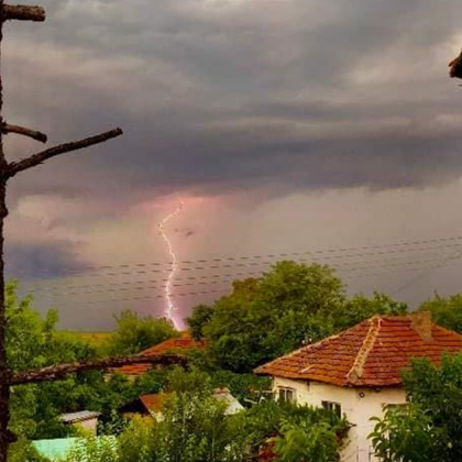 Мощна буря премина през Северозападните райони на България Гръмотевични бури