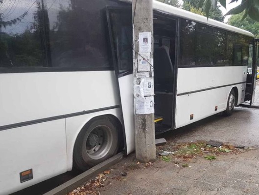 Две пътно-транспортни произшествия с участието на автобуси са регистрирани през