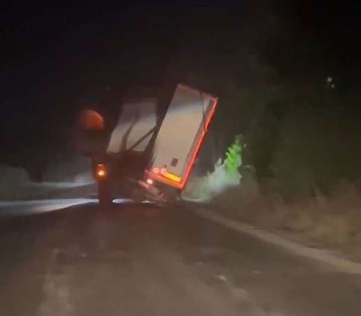 Разкривен камион се движи из Пловдивско ВИДЕО+СНИМКИ