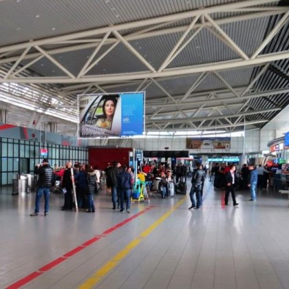 Пътуващи българи с малки деца не излетяха от летище София