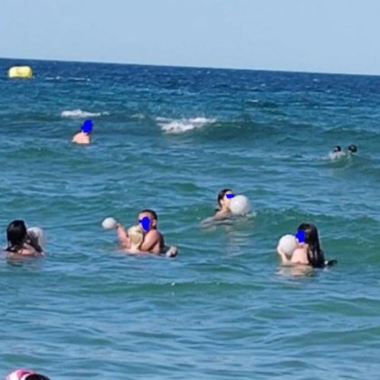 Ситуация от плажа притесни туристи Тийнейджъри влизат навътре в морето