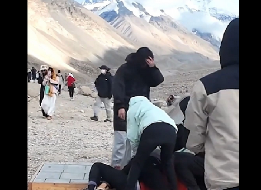 Нелепо: Две двойки се сбиха на Еверест заради снимка  ВИДЕО