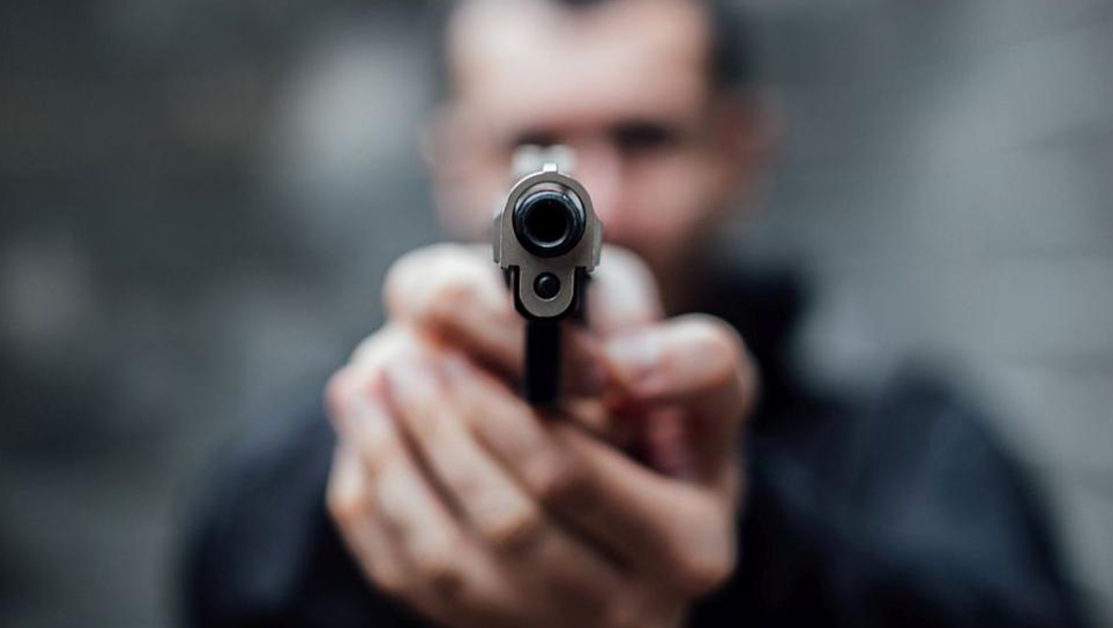 Мъж простреля в гърба приятелката си в Разградско