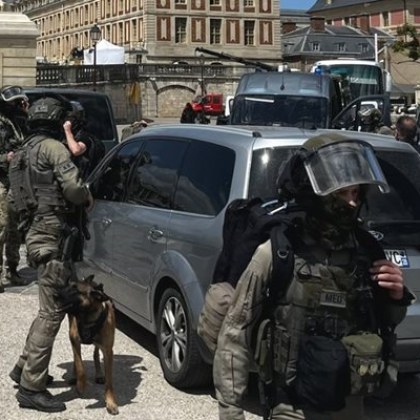 Евакуираха Версай! Почерня от полиция и военни