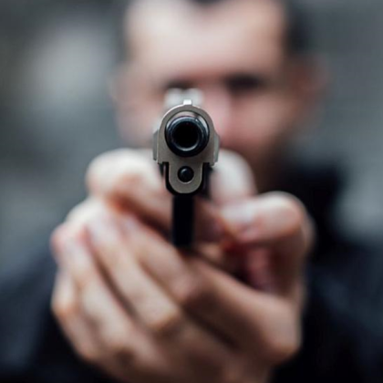 70 годишен мъж стреля с въздушен пистолет по 68 годишната