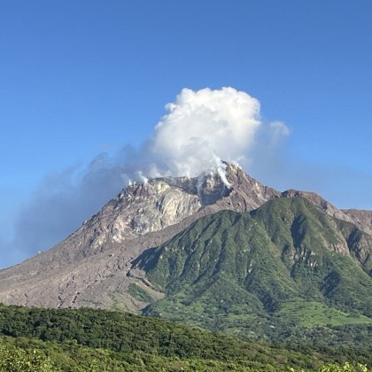 Учени от Обединеното кралство изследват вулканичния комплекс Soufriere Hills който