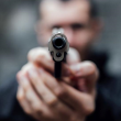 Мъж стреля с пистолет по приятелката си в Разградско