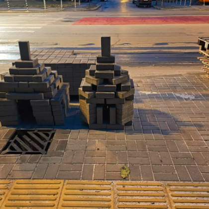 Структури от каменни блокчета които наподобяват пирамиди изненадаха пешеходци в