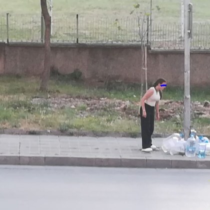 В жежките дни: момиче се погрижи за засадени дръвчета СНИМКА