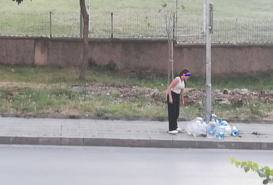 В жежките дни: момиче се погрижи за засадени дръвчета СНИМКА
