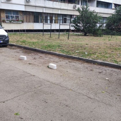 Туба на асфалта гледка която не изненадва водачи и