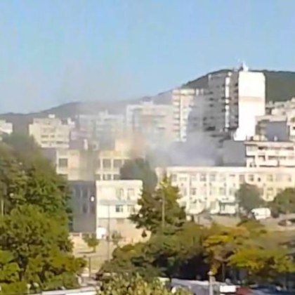 Пожар в ДКЦ 3 във Варна Дим се издига от сградата