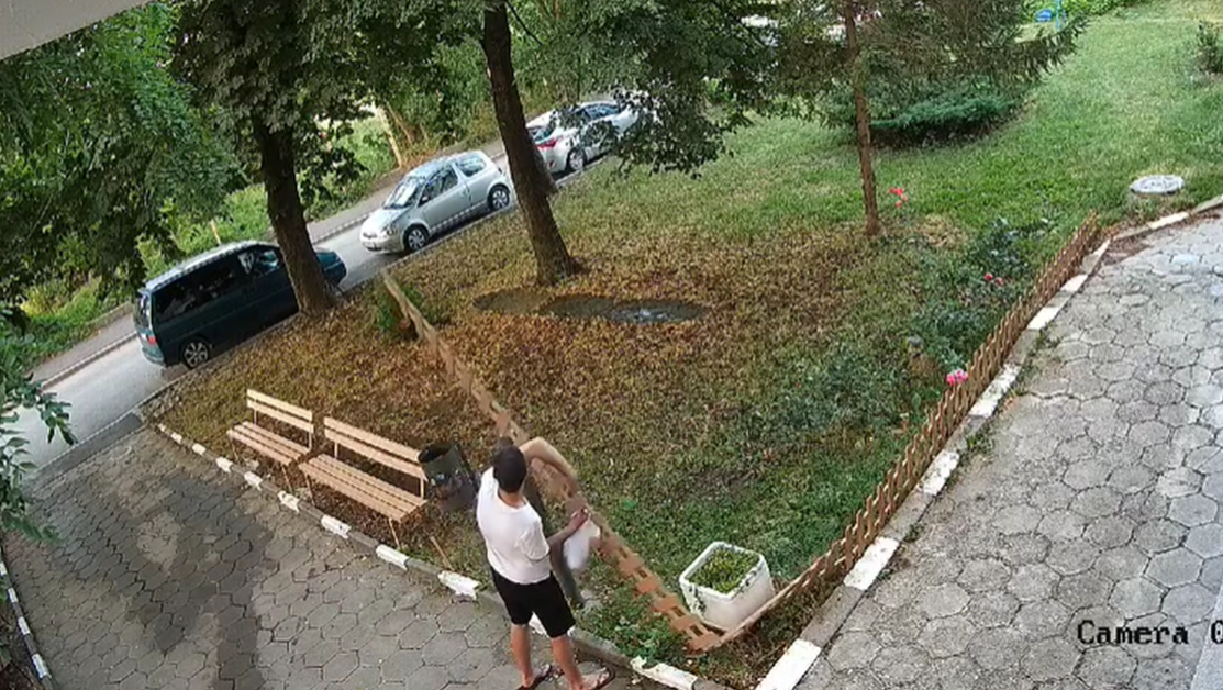 Мъж събори ограда на градинка пред жилищен блок в София ВИДЕО