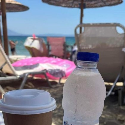 Лято е Слънцето грее с пълна сила а морето е