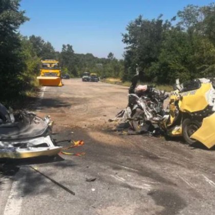 Катастрофа между два автомобила временно затвори за движение главния път