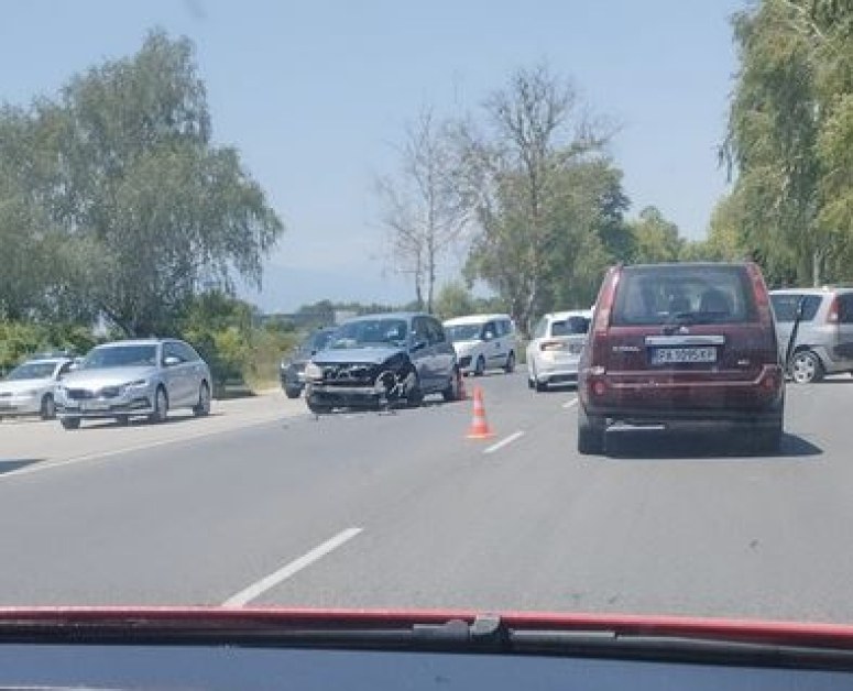Коли се сблъскаха на пътя Пазарджик-Пловдив, щетите са сериозни СНИМКИ