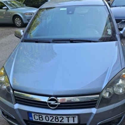 Мъж откри с щети автомобила си паркиран пред блок в