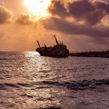 Екипажът на гръцки ферибот спаси 40 годишен корабокрушенец от спасителна лодка