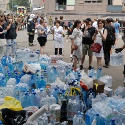 На мястото на руската ракетна атака срещу детската болница Охматдит в Киев